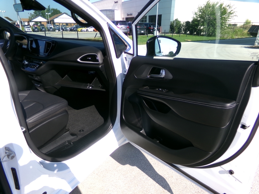 White Chrysler Voyager image number 12