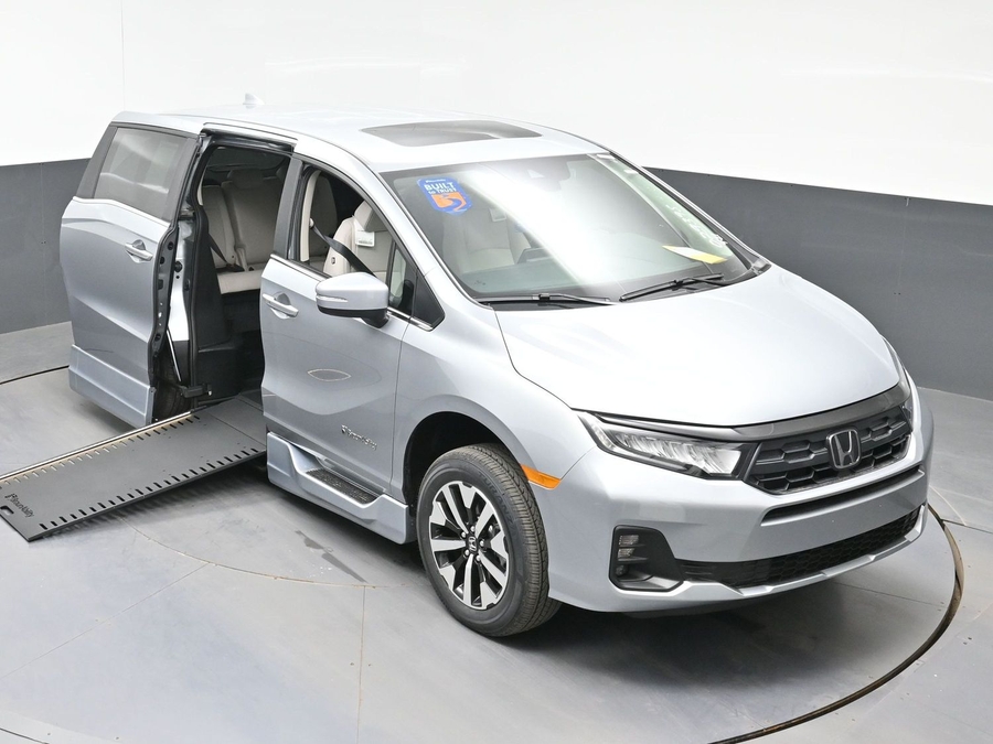 Silver Honda Odyssey image number 19