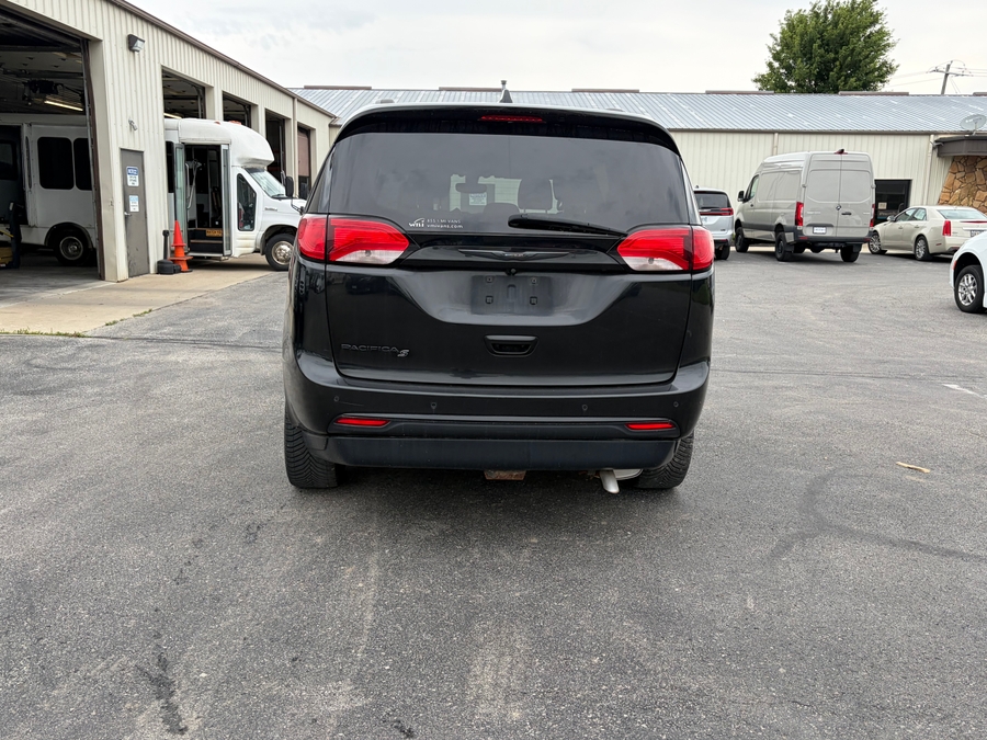 Black Chrysler Pacifica image number 6
