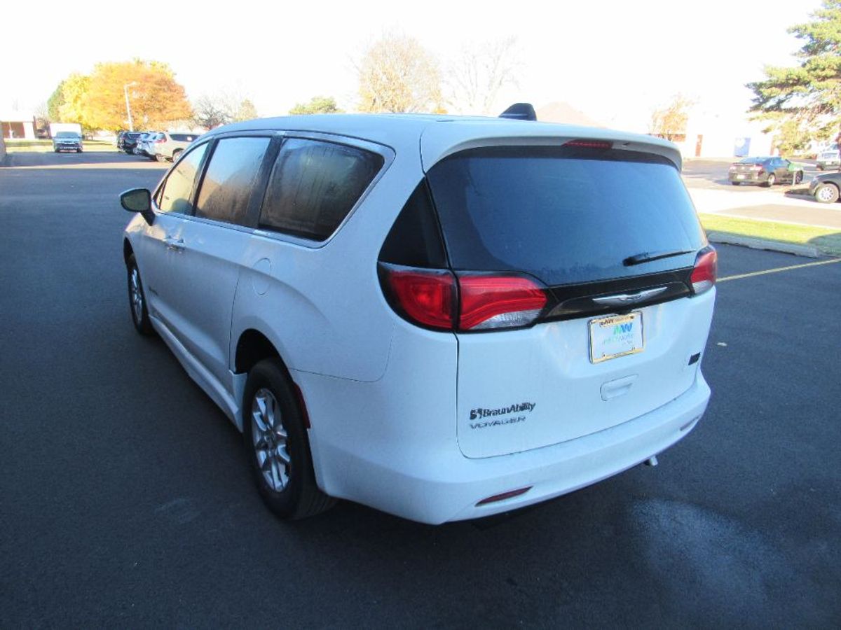 White Chrysler Voyager image number 15