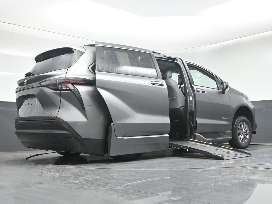New 2026 Toyota Sienna Hybrid XLE Base - BraunAbility Side Entry Fold Out Automatic Ramp