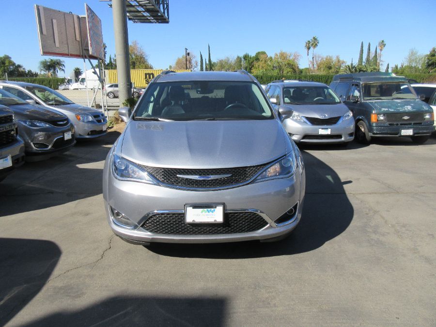 Silver Chrysler Pacifica image number 11