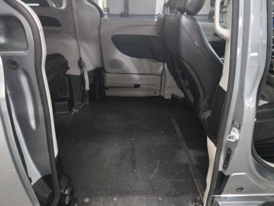 Silver Chrysler Pacifica image number 18