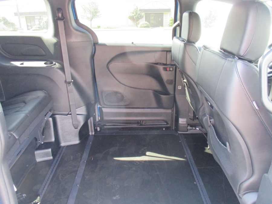 Blue Chrysler Pacifica image number 9