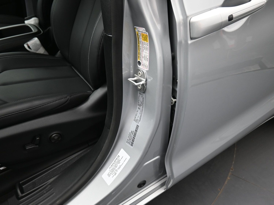 Silver Chrysler Voyager image number 15