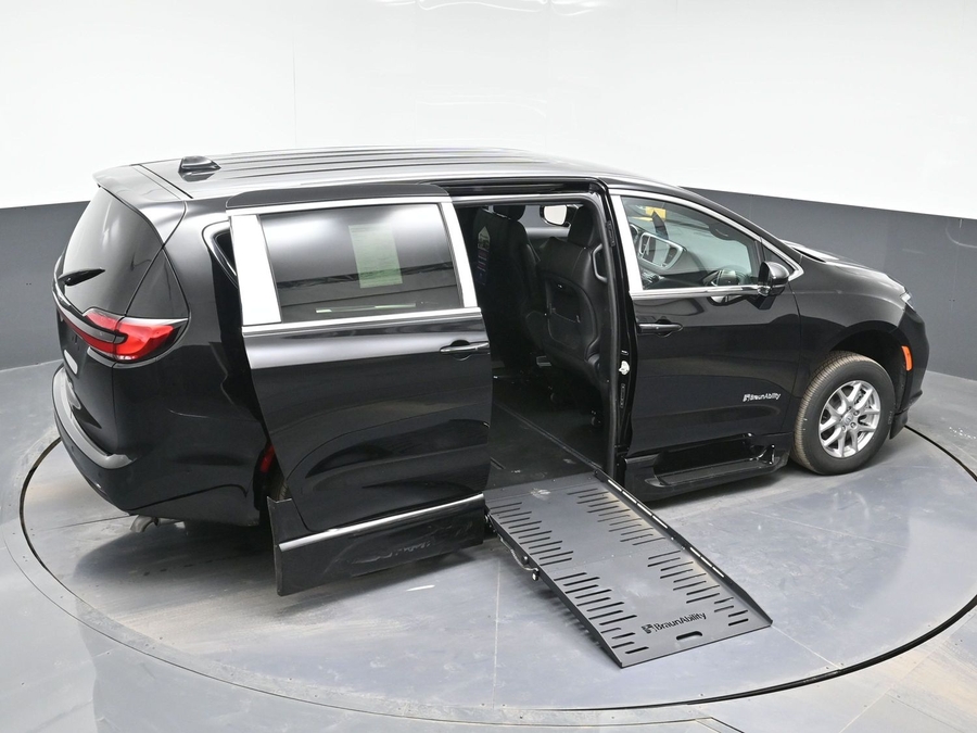 Black Chrysler Pacifica image number 25