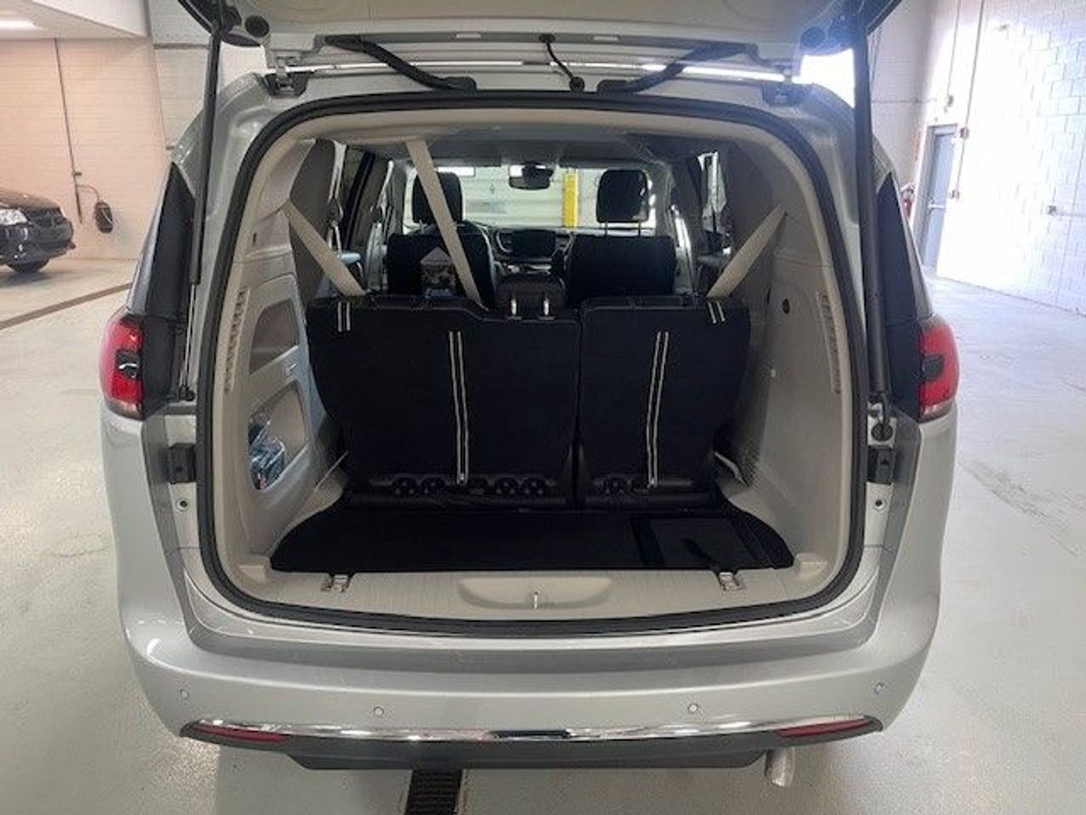 Silver Chrysler Pacifica image number 6