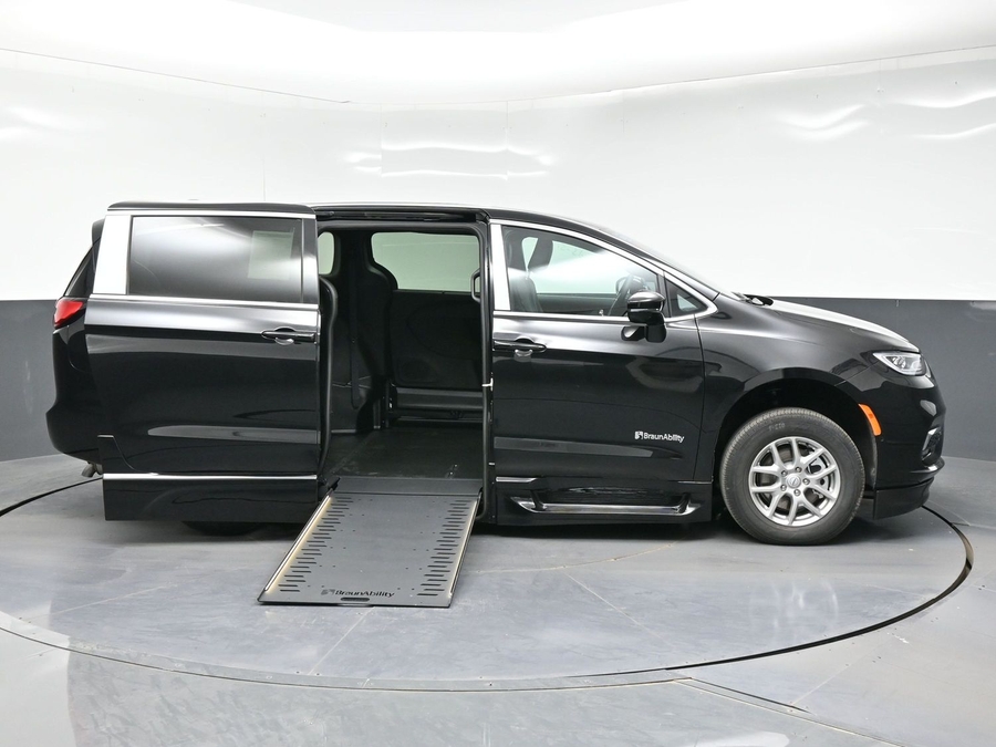 Black Chrysler Pacifica image number 7