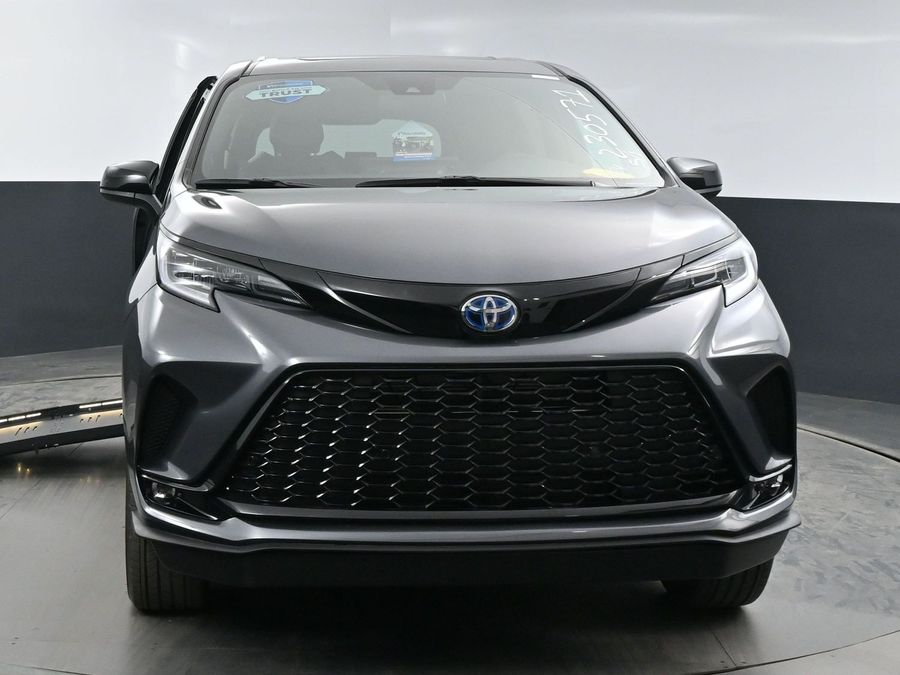 New 2025 Toyota Sienna Hybrid XSE Sport - BraunAbility Side Entry Entry Fold Out Automatic Ramp