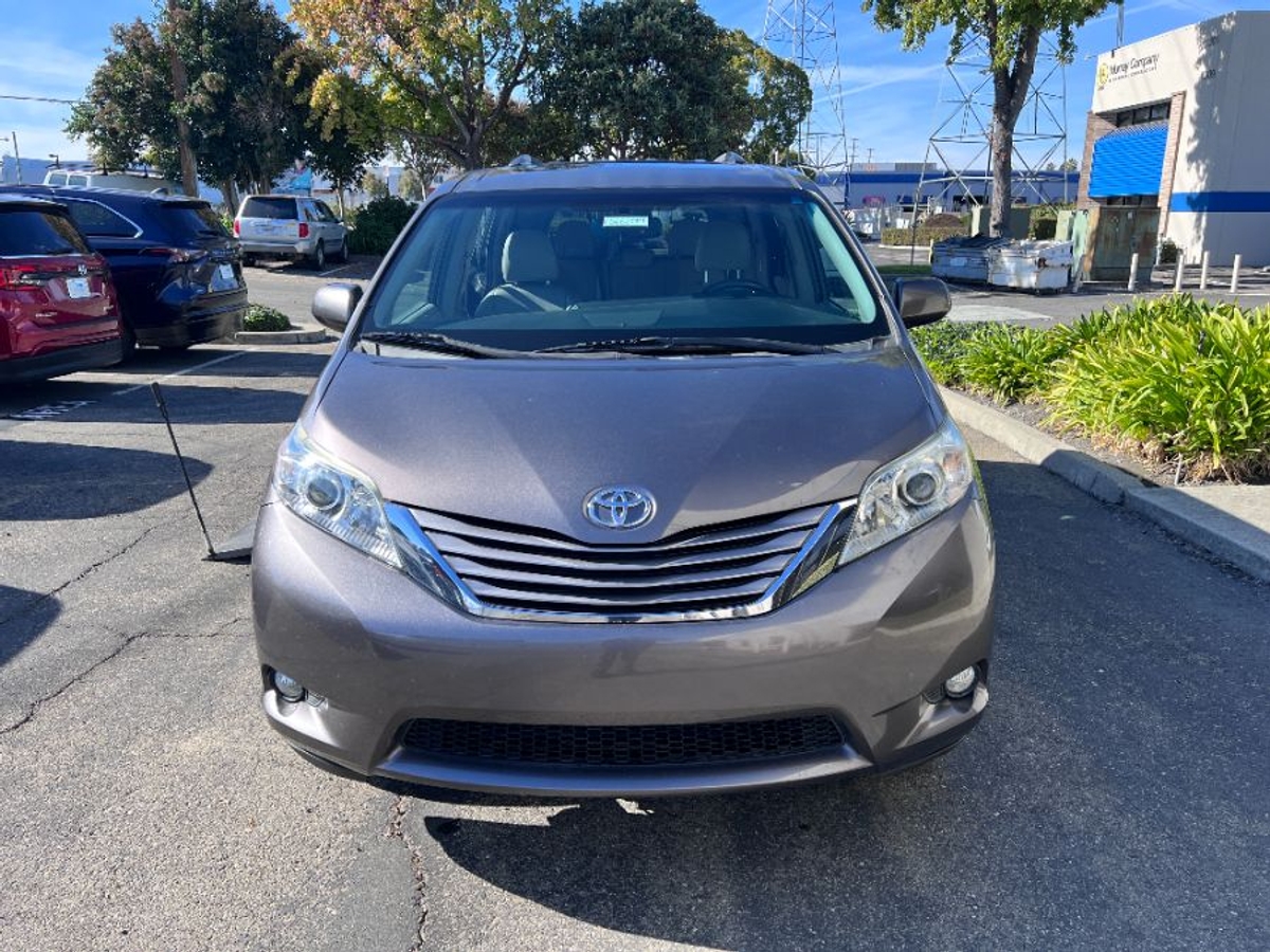 2015 TOYOTA SIENNA - Image 2