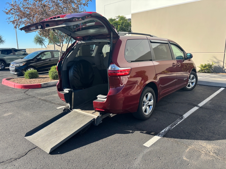 2015 Toyota Sienna LE's photo