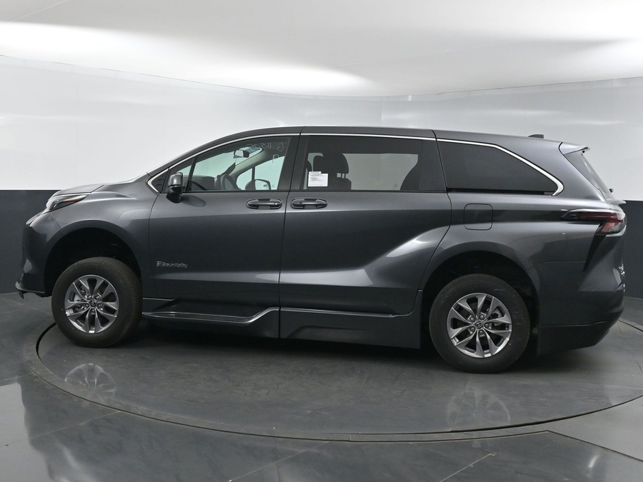New 2025 Toyota Sienna Hybrid LE - BraunAbility Side Entry Entry Fold Out Automatic Ramp