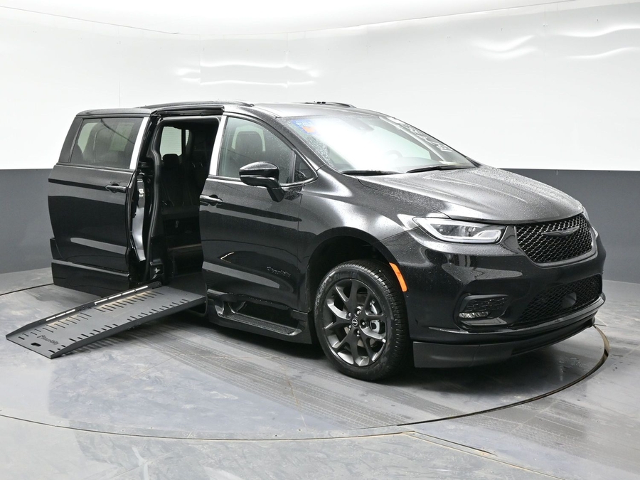 New 2026 Chrysler Pacifica Select Sport - BraunAbility Side Entry Entry Fold Out Automatic Ramp