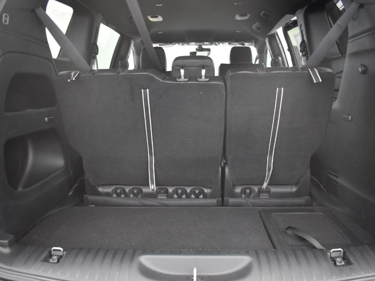 Black Chrysler Pacifica image number 4
