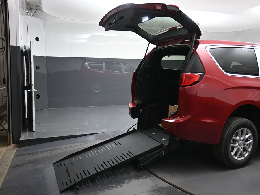 Red Chrysler Voyager image number 9