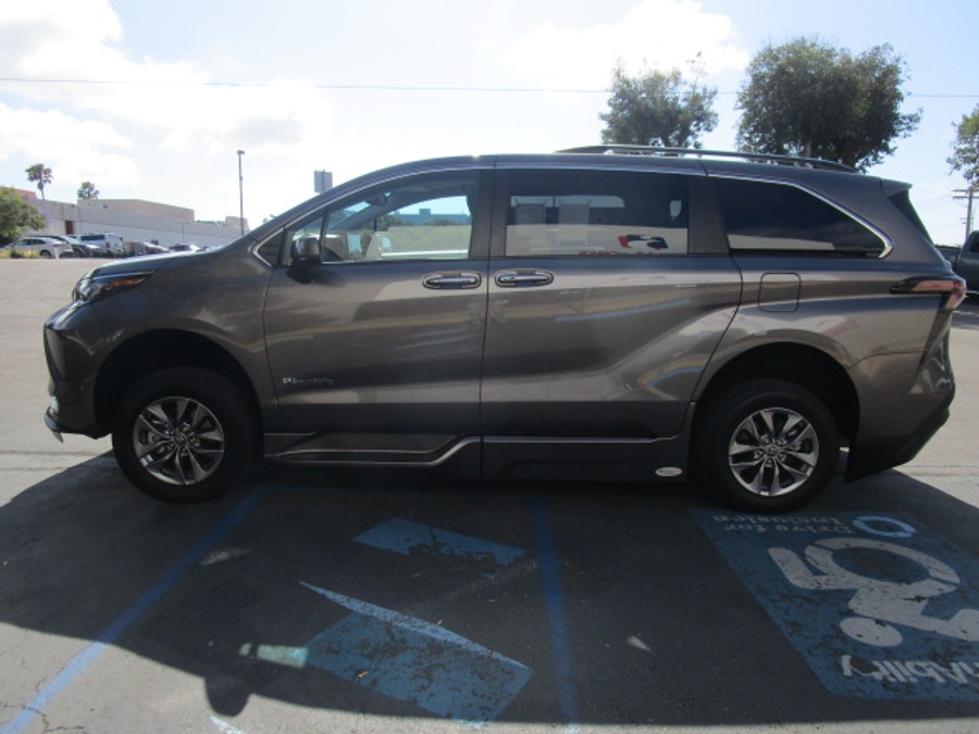 Used 2024 Toyota Sienna Hybrid XLE - BraunAbility Side Entry Entry In Floor Automatic Ramp