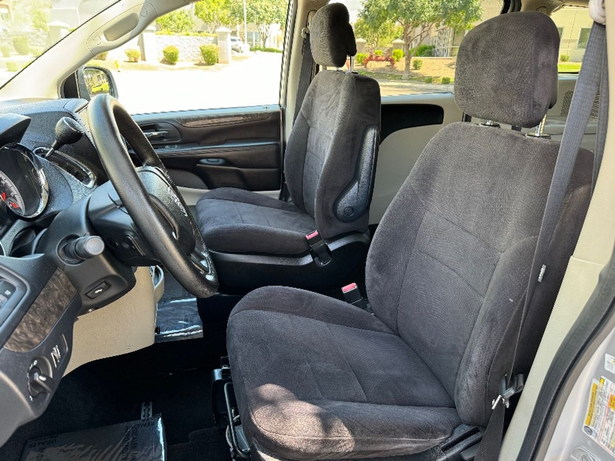 2011 DODGE GRAND CARAVAN - Image 5