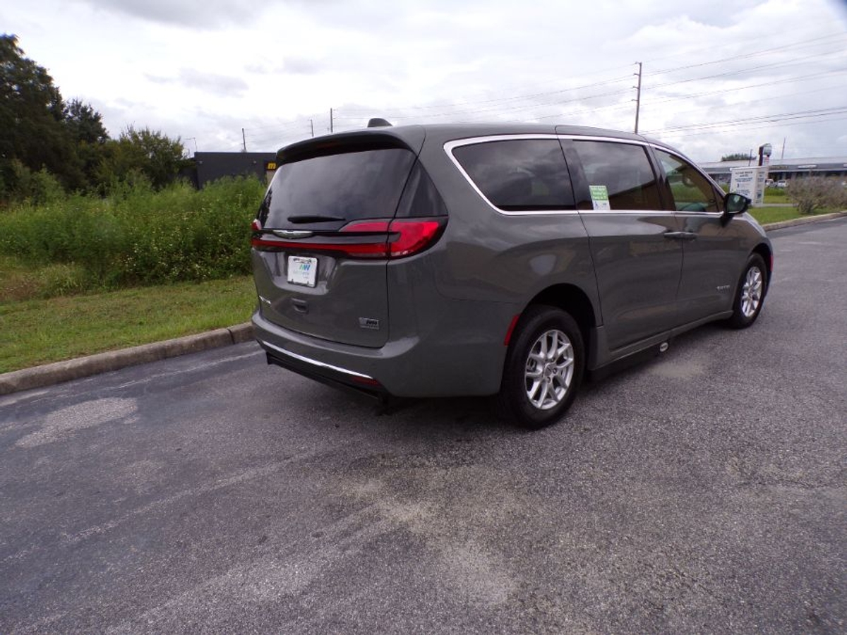 Grey Chrysler Pacifica image number 7