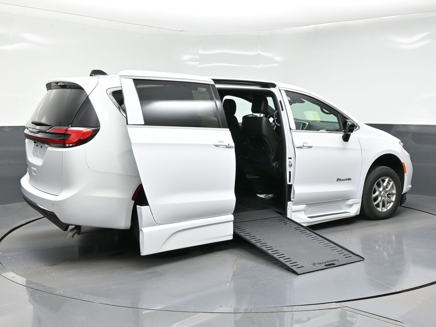 White Chrysler Pacifica image number 4