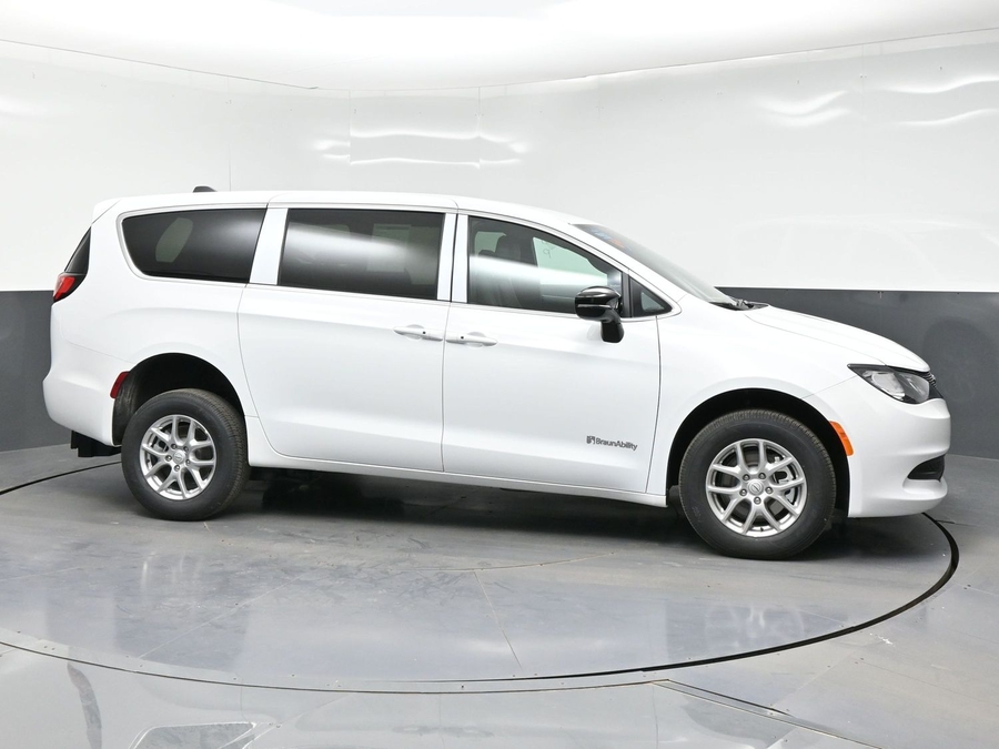 White Chrysler Voyager image number 5