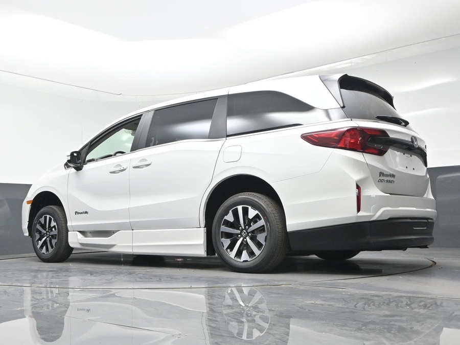 White Honda Odyssey image number 19