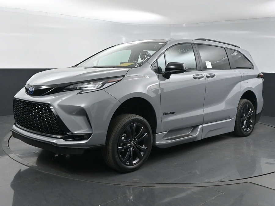 New 2025 Toyota Sienna Hybrid XSE Sport - BraunAbility Side Entry Entry Fold Out Automatic Ramp