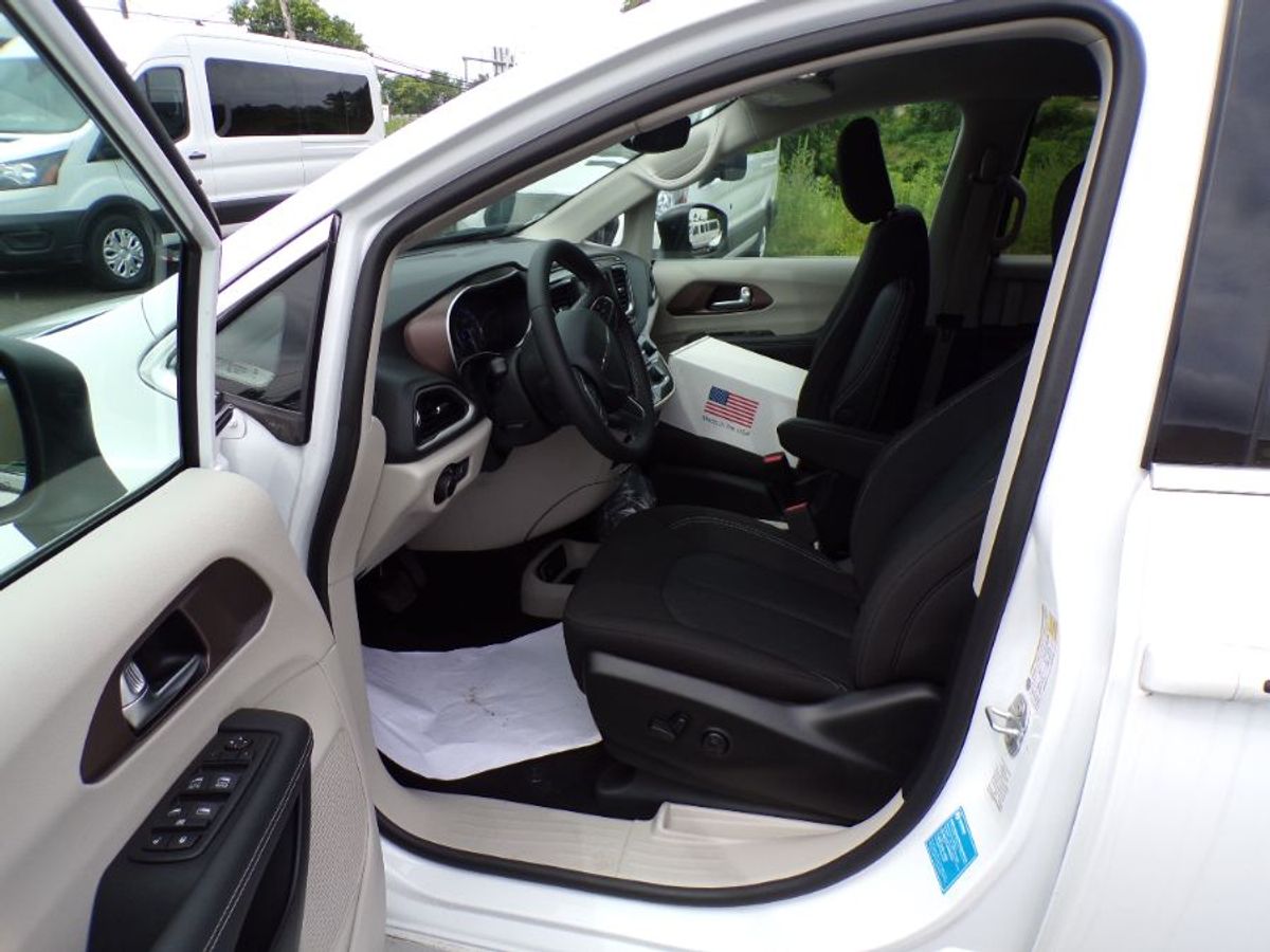 2024 CHRYSLER VOYAGER - Image 7