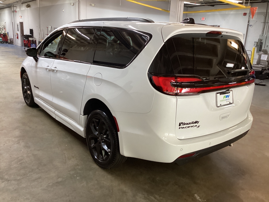 White Chrysler Pacifica image number 3