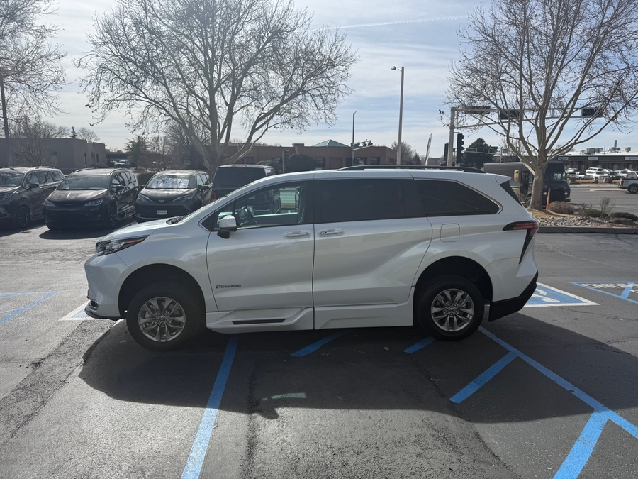 Used 2022 Toyota Sienna Hybrid XLE Plus - BraunAbility Side Entry Entry Fold Out Automatic Ramp