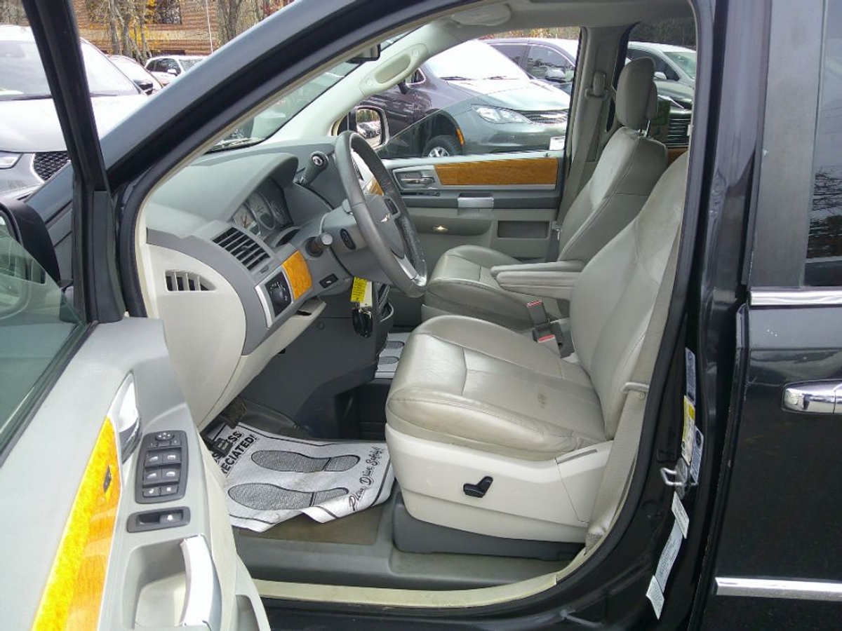 Black Chrysler Town and Country image number 12