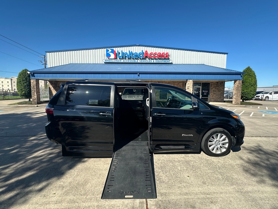 Used 2017 Toyota Sienna Limited Premium - BraunAbility Side Entry Entry In Floor Automatic Ramp
