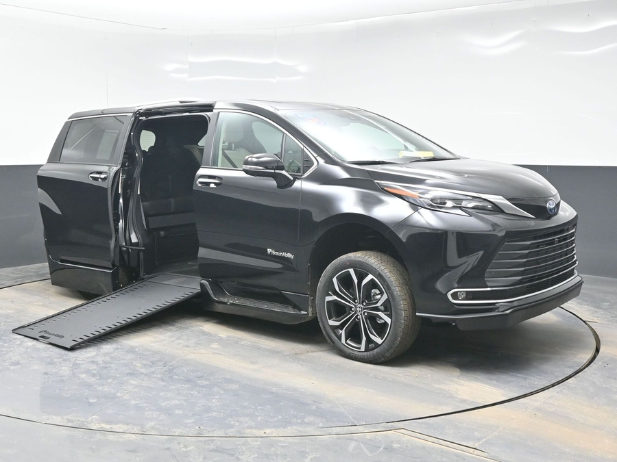 New 2025 Toyota Sienna Hybrid Platinum - BraunAbility Side Entry Entry In Floor Automatic Ramp