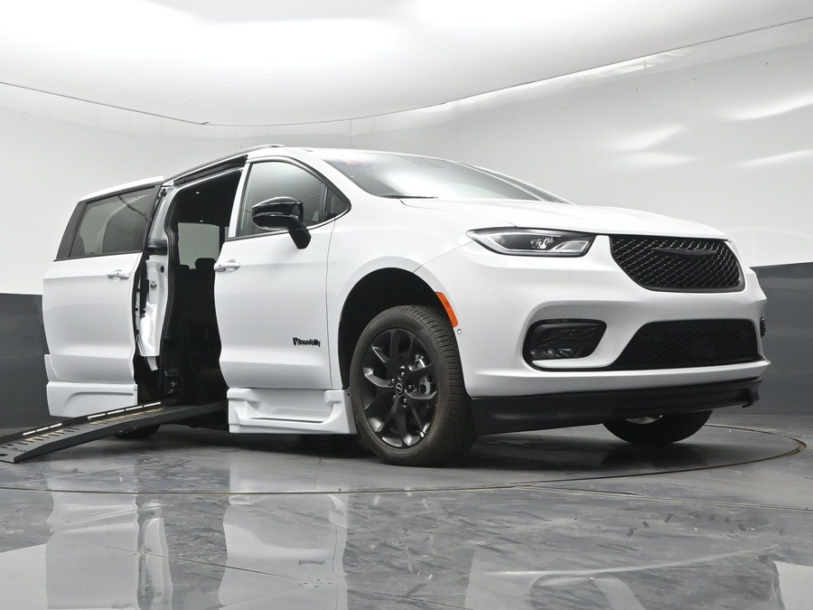 New 2026 Chrysler Pacifica Select Sport - BraunAbility Side Entry Fold Out Automatic Ramp
