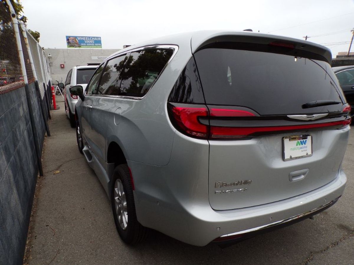 Silver Chrysler Pacifica image number 5