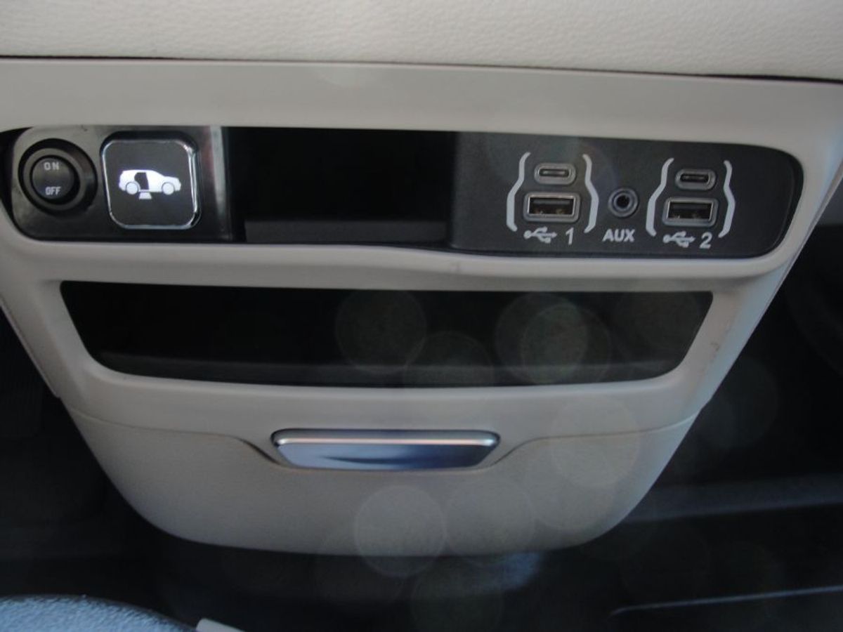 White Chrysler Pacifica image number 11