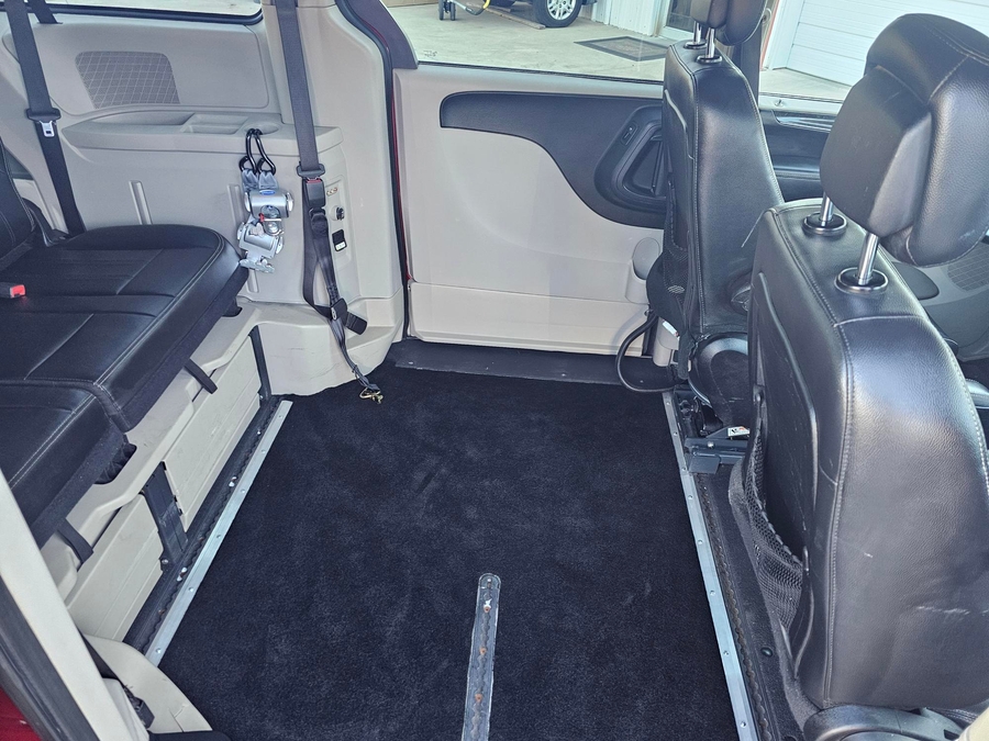  Chrysler Town and Country image number 11