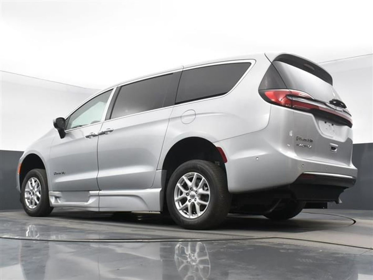 Silver Chrysler Pacifica image number 18