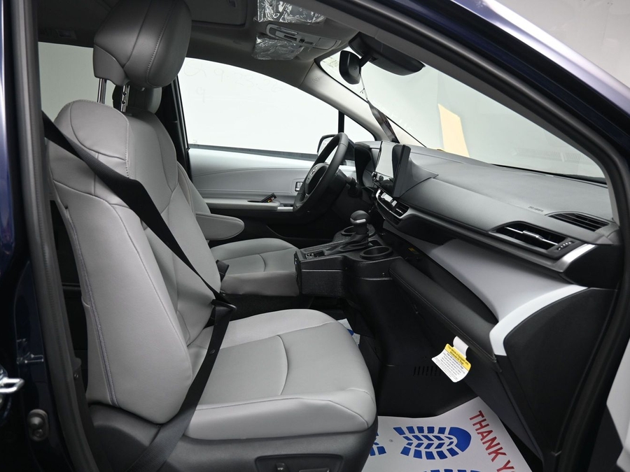 New 2026 Toyota Sienna Hybrid XLE Base - BraunAbility Side Entry Fold Out Automatic Ramp