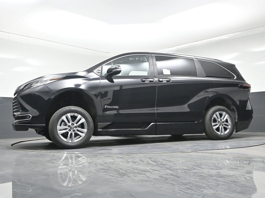 New 2026 Toyota Sienna Hybrid Limited - BraunAbility Side Entry Fold Out Automatic Ramp