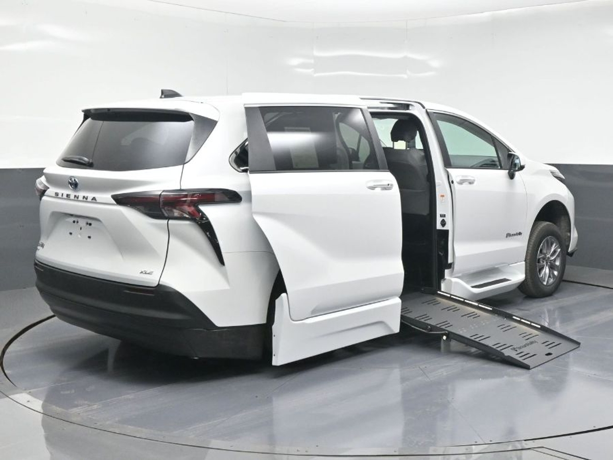 2025 TOYOTA SIENNA - Image 8