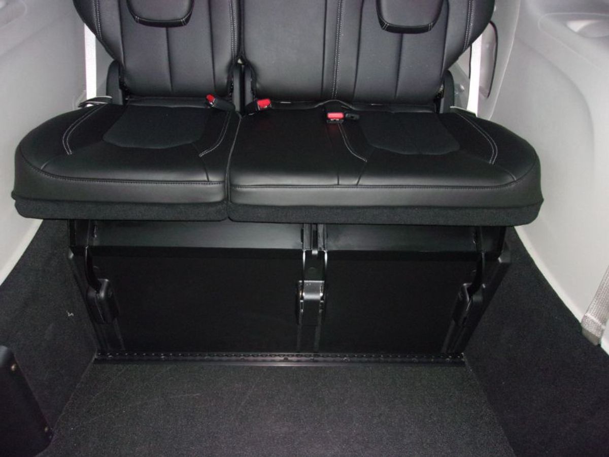 Grey Chrysler Pacifica image number 18