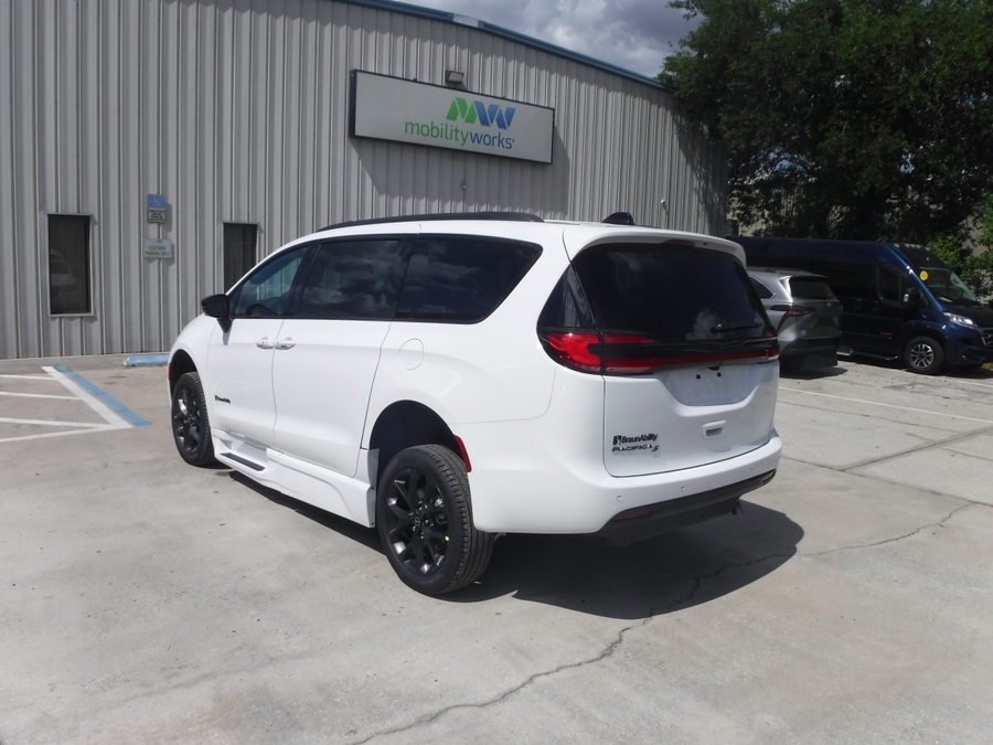 White Chrysler Pacifica image number 5