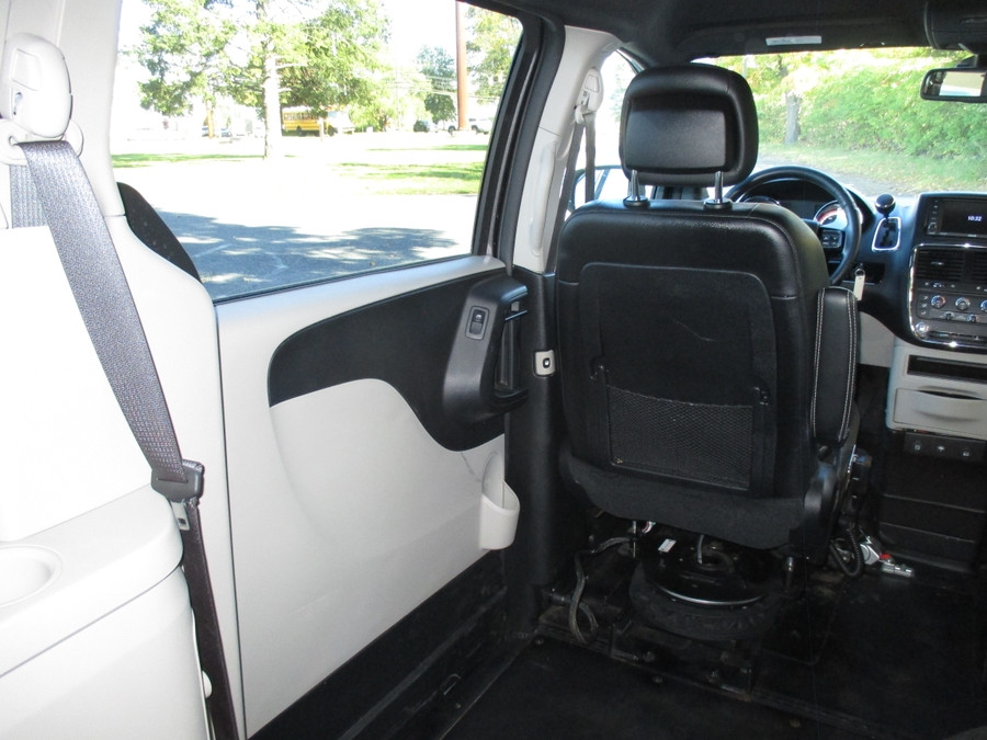 Grey Dodge Grand Caravan image number 12