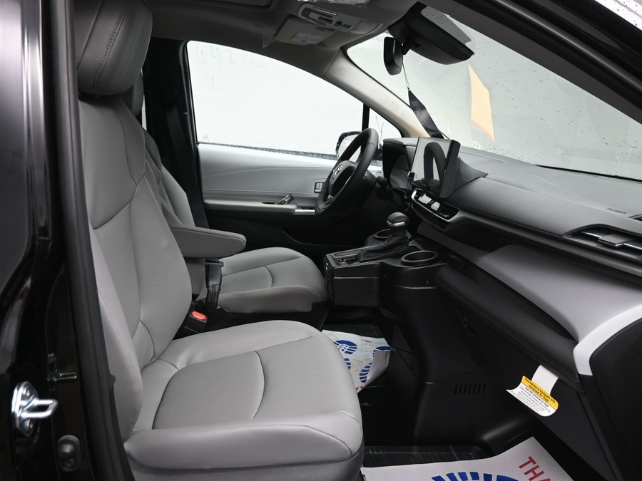 New 2026 Toyota Sienna Hybrid XLE Base - BraunAbility Side Entry Entry Fold Out Automatic Ramp