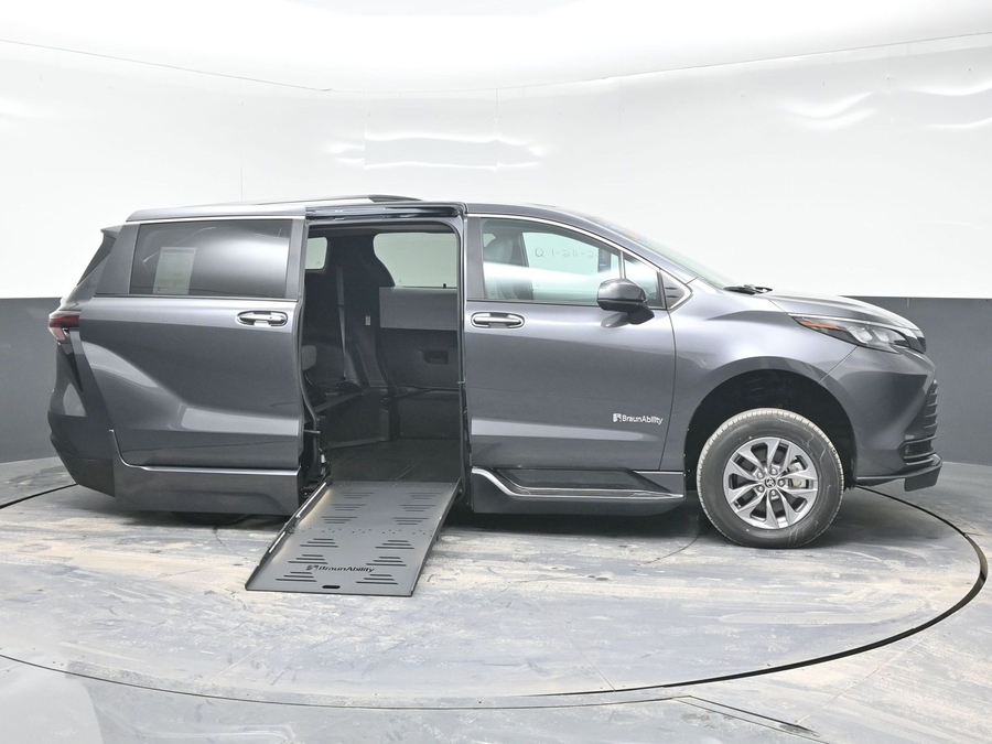New 2025 Toyota Sienna Hybrid XLE Plus - BraunAbility Side Entry Entry Fold Out Automatic Ramp