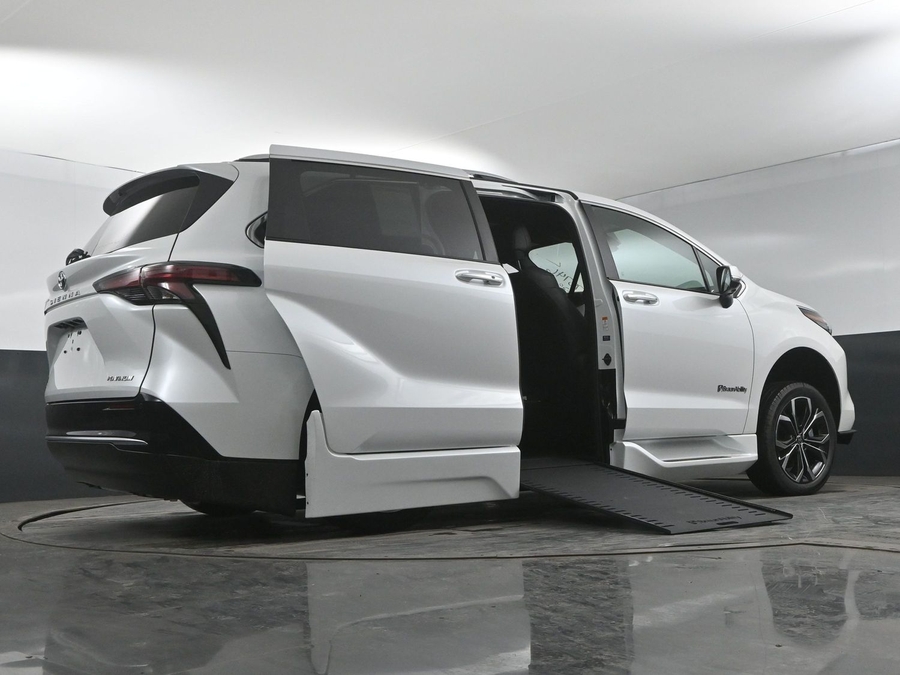 New 2025 Toyota Sienna Hybrid Platinum - BraunAbility Side Entry Entry In Floor Automatic Ramp