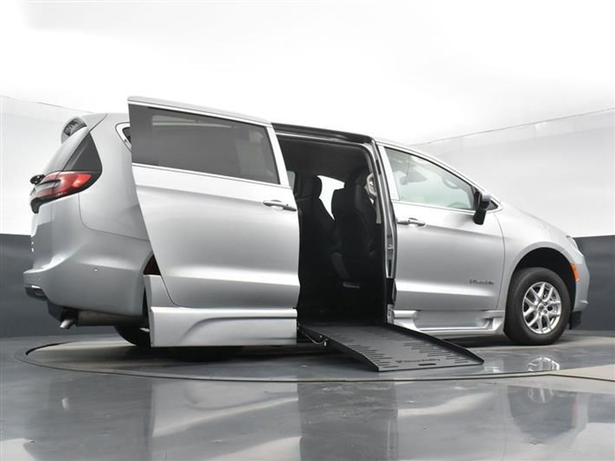 Silver Chrysler Pacifica image number 19