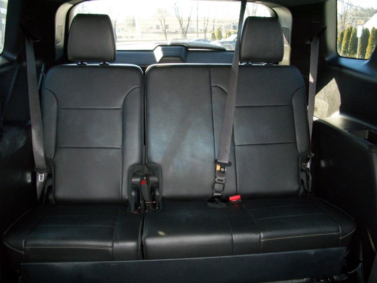 Black Chevrolet Traverse image number 3