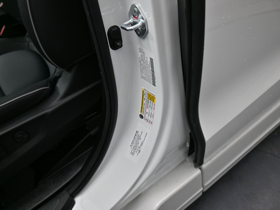 White Honda Odyssey image number 16