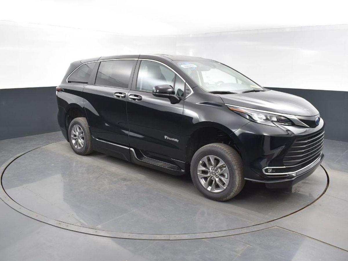 Black Toyota Sienna image number 8